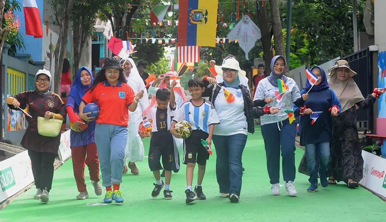 Tak terasa, ajang Piala Dunia 2022 tinggal menyisakan 4 tim yang akan berlaga di babak semifinal. Antusiasme para penikmat sepak bola di Indonesia pun semakin membuncah untuk menyambut negara mana yang akan menjadi finalis dan jawara pada ajang sepak bola terakbar empat tahunan tersebut. Seperti para warga di Cluster Cemara Depok Maharaja yang menggagas berbagai acara seru di area tempat tinggal mereka. Mau lihat keseruannya? Yuk disimak momen-momennya berikut ini. (Istimewa)