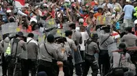 Tina juga mempersilakan aparat penegak hukum‎ untuk menindak para demonstran yang bergerak di luar garis hukum. 