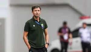 Pelatih kepala Persib Bandung, Luis Milla saat laga lanjutan BRI Liga 1 2022/2023 antara Persib Bandung melawan PSM Makassar di Stadion Pakansari, Bogor, Selasa (14/02/2023). (Bola.com/Bagaskara Lazuardi)