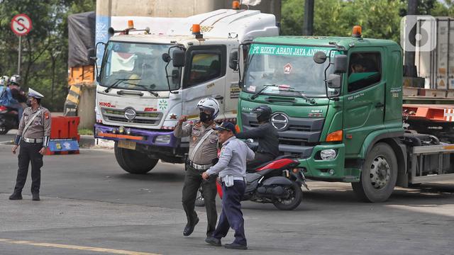 Petugas Gabungan Berjibaku Urai Kemacetan Panjang di Pelabuhan Tanjung Priok Jakarta