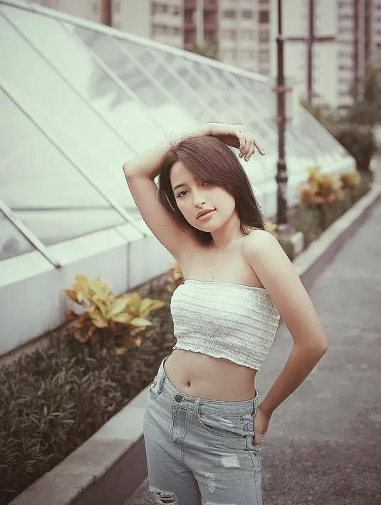 Perempuan yang terkenal dengan penuh kontorversi ini belum lama tertangkap kamera sebuah akun gossip tengah berciuman dengan anak penyanyi dangdut Iis Dahlia, Devano Danendra. (Instagram/jennifercoppenn)