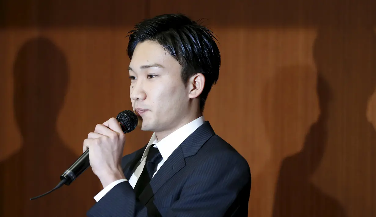 Pebulutangkis Jepang, Kento Momota mengakui bermain judi di sebuah kasino ilegal dalam konferensi pers di Tokyo, Jumat (8/4). Momota dan rekannya, Kenichi Tago terancam tak akan ikut serta pada ajang Olimpiade 2016 dan hukuman penjara (REUTERS/Issei Kato)