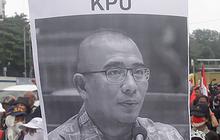 FOTO: Aksi Massa Geruduk Kantor Bawaslu Tolak Hasil Pemilu 2024 yang Dianggap Curang