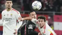 Gelandang Benfica, Joao Neves (kanan) berebut bola dengan gelandang RB Salzburg, Oscar Gloukh pada laga matchday keenam Grup D Liga Champions 2023/2024 di Red Bull Arena, Salzburg, Austria, Rabu (13/12/2023) dini hari WIB. (AP Photo/Matthias Schrader)