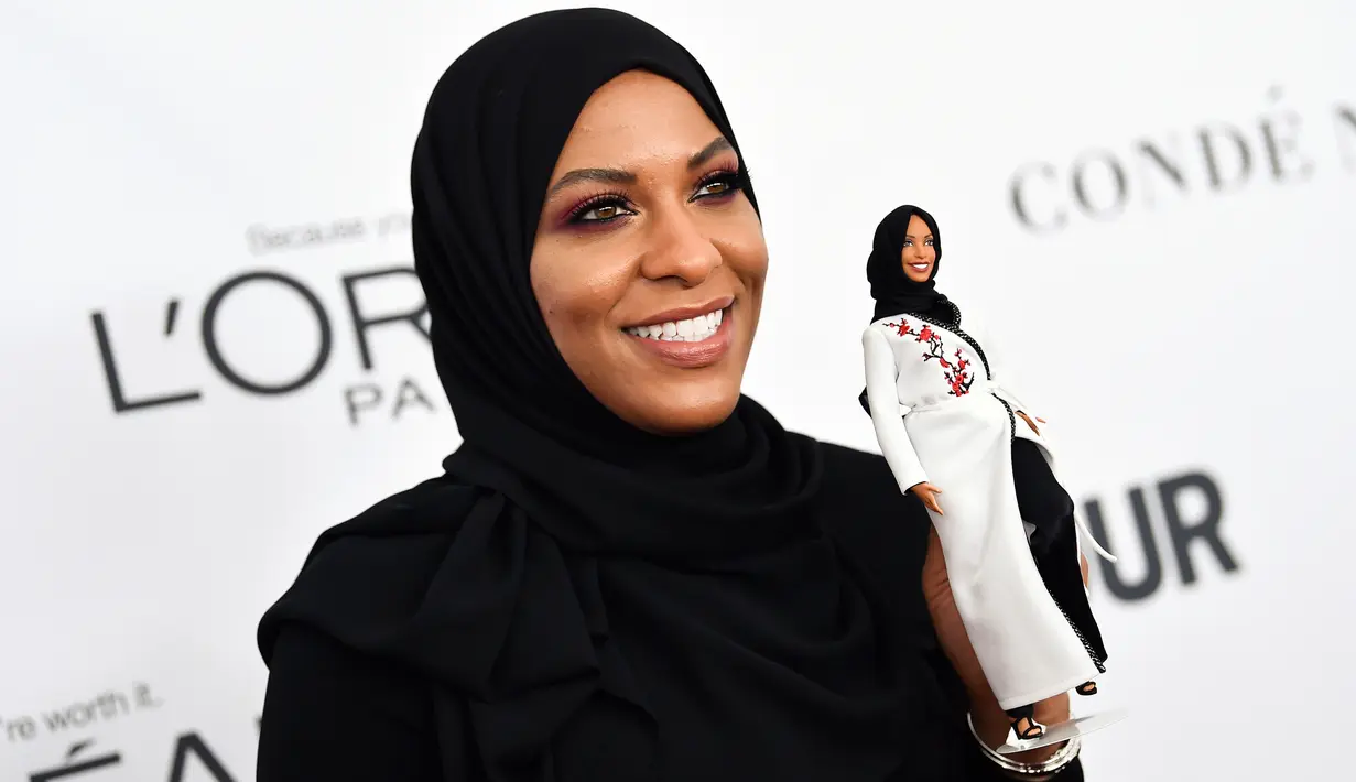Pemain anggar AS, Ibtihaj Muhammad menunjukkan boneka barbie berhijab yang terinspirasi dirinya saat Glamour Women of The Year Awards 2017 di New York, Senin (13/11). Boneka itu diluncurkan perusahaan mainan asal AS, Mattel. (Evan Agostini/Invision/AP)