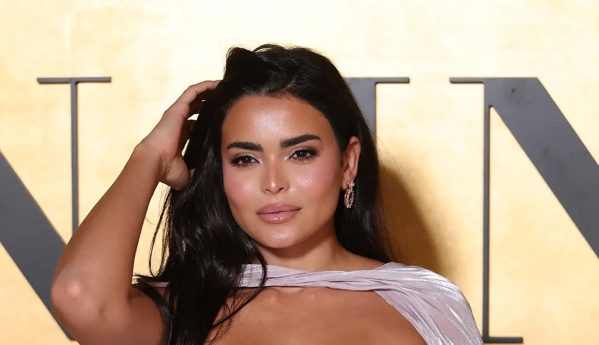 Aktris Mesir Asmaa Galal tampil gemilang dengan anting-anting berhiaskan berlian 4,25 karat berpotongan marquise dan berlian bulat berpotongan brilian serta jam tangan berhiaskan berlian 3,04 karat berpotongan marquise dan berlian berpotongan briolette, keduanya dari koleksi L’Heure Du Diamant dan bertahtakan emas merah muda 18 karat. [Chopard]