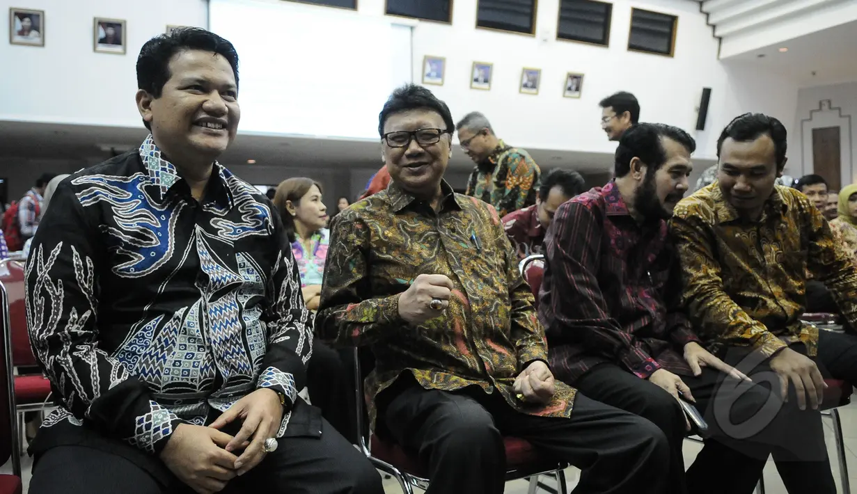 Ketua KPU, Husni Kamil (kiri) dan Menteri Dalam Negeri Tjahjo Kumolo (kedua kiri) terlihat berbincang jelang  peresmian 'Pemilihan Kepala Daerah Serentak' di Kantor KPU, Jakarta, Jumat (17/4/2015). (Liputan6.com/Faizal Fanani)