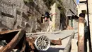 Seorang pemuda melompat berlatih parkour di Aleppo, Suriah, (7/4). Para pemuda memanfaatkan reruntuhan bangunan akibat perang menjadi tempat untuk melatih kelincahannya bermain Parkour. (AFP Photo/George Ourfalian)