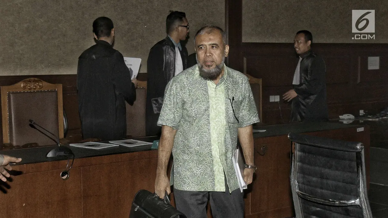 Beragendakan Dakwaan, Patrialis Akbar Jalani Sidang Perdana