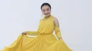 Salah satu penampilannya yang memukau adalah saat mengenakan gaun bernuansa kuning. Dengan warna cerah ini, Tasya Rosmala makin menampilkan keceriaannya. (Liputan6.com/IG/@tasya_ratu_gopo).