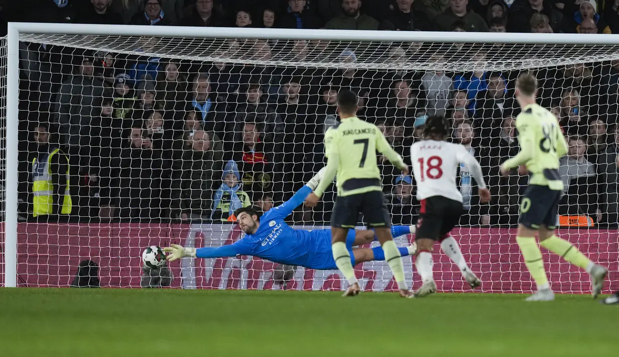 Penjaga gawang Manchester City, Stefan Ortega melakukan penyelamatan dari tendangan pemain Southampton, Duje Caleta-Car selama pertandingan perempat final Piala Liga Inggris di stadion St Mary di Southampton, Inggris, Kamis (12/1/2023). Southampton menang atas Man City dengan skor 2-0 dan melangkah ke semifinal. (AP Photo/Hibah Alastair)