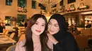 Tampil bak bestie, Irish Bella dan putri sambungnya sama-sama cantik dengan busana kontras [@_irishbella_]