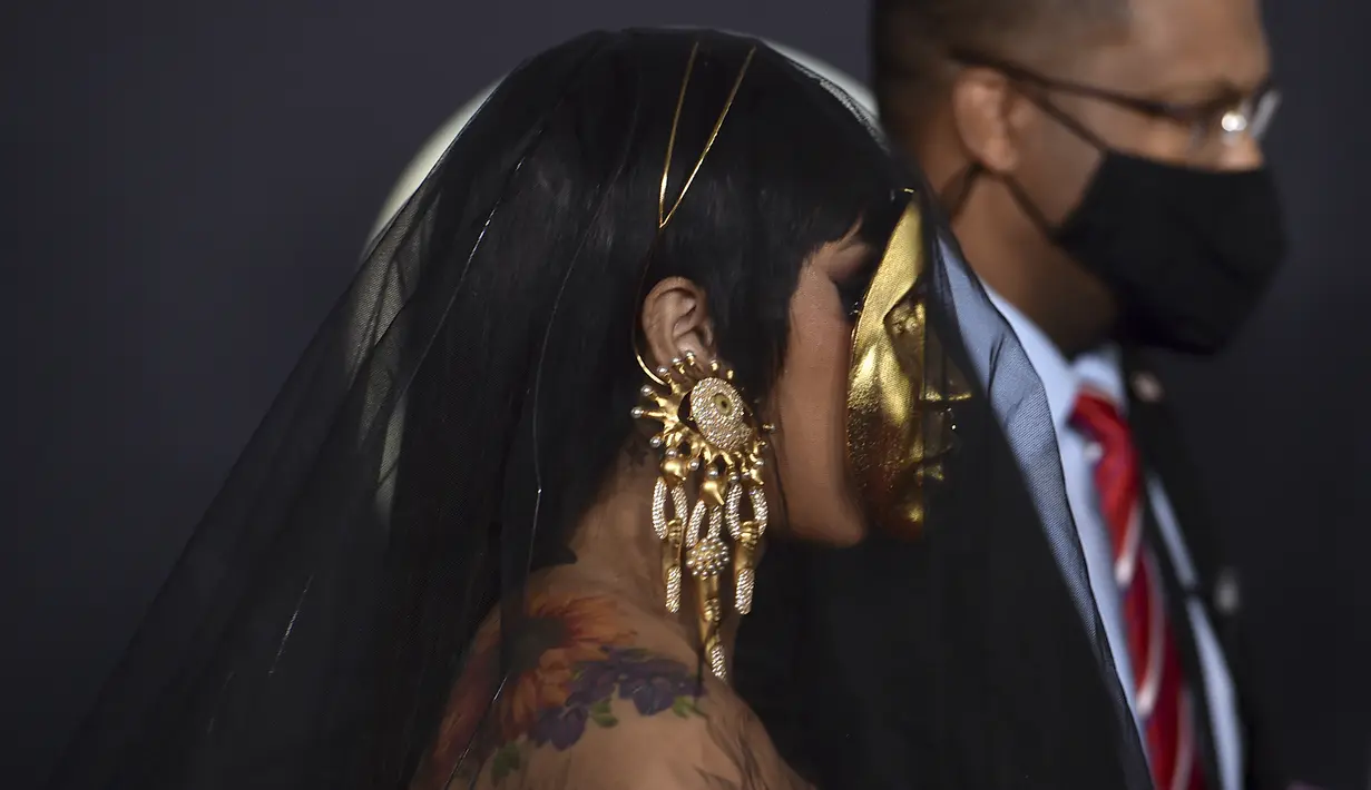 Cardi B tiba di American Music Awards di Microsoft Theater di Los Angeles (22/11/20210). Penampilan Cardi B semakin glamor sekaligus dramatis dengan pemakaian aksesori berupa sepasang anting dangling oversized di kedua telinganya. (AP Photo/Jordan Strauss)