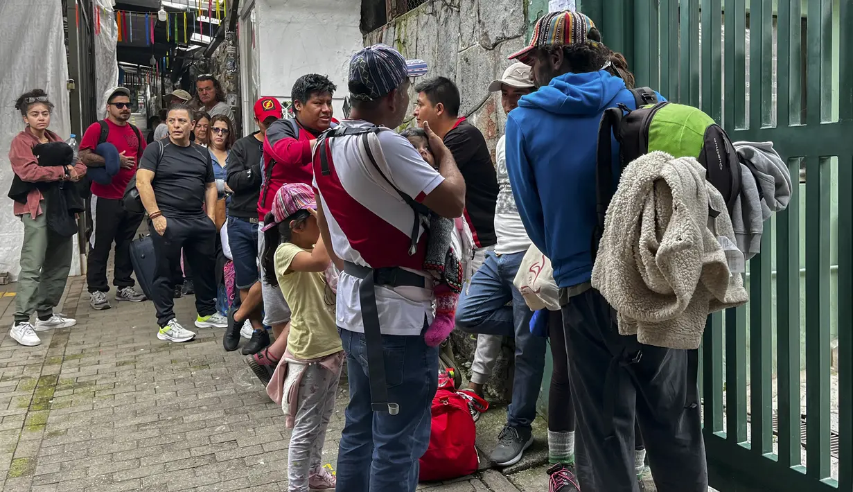 Turis menunggu di luar stasiun kereta Machu Picchu setelah layanan kereta api dihentikan karena kerusakan yang diduga disebabkan oleh pengunjuk rasa di Machu Picchu, Peru, Sabtu (21/1/2023). Ratusan orang, kebanyakan orang asing, saat ini terjebak di kaki benteng Inca abad ke-15. (Photo by Carolina Paucar / AFP)