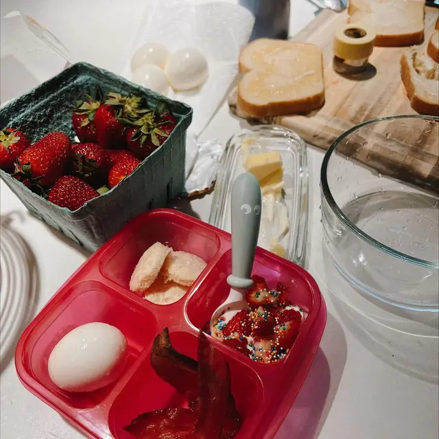 Menu makan yang disiapkan Gigi Hadid untuk putrinya, Khai. (Foto: Instagram/gigihadid)