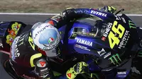Pembalap  Monster Yamaha Valentino Rossi dalam balapan MotoGP San Marino di Sirkuit Misano, Minggu (13/9/2020).(AP Photo/Antonio Calanni)