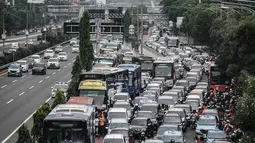 Kendaraan roda dua dan empat tampak terjebak macet panjang di kawasan Jalan Gatot Subroto, Jakarta, Minggu (9/12). Kemacetan tersebut diakibatkan oleh ribuan suporter yang ingin menunju ke Stadion Gelora Bung Karno. (Liputan6.com/Faizal Fanani)