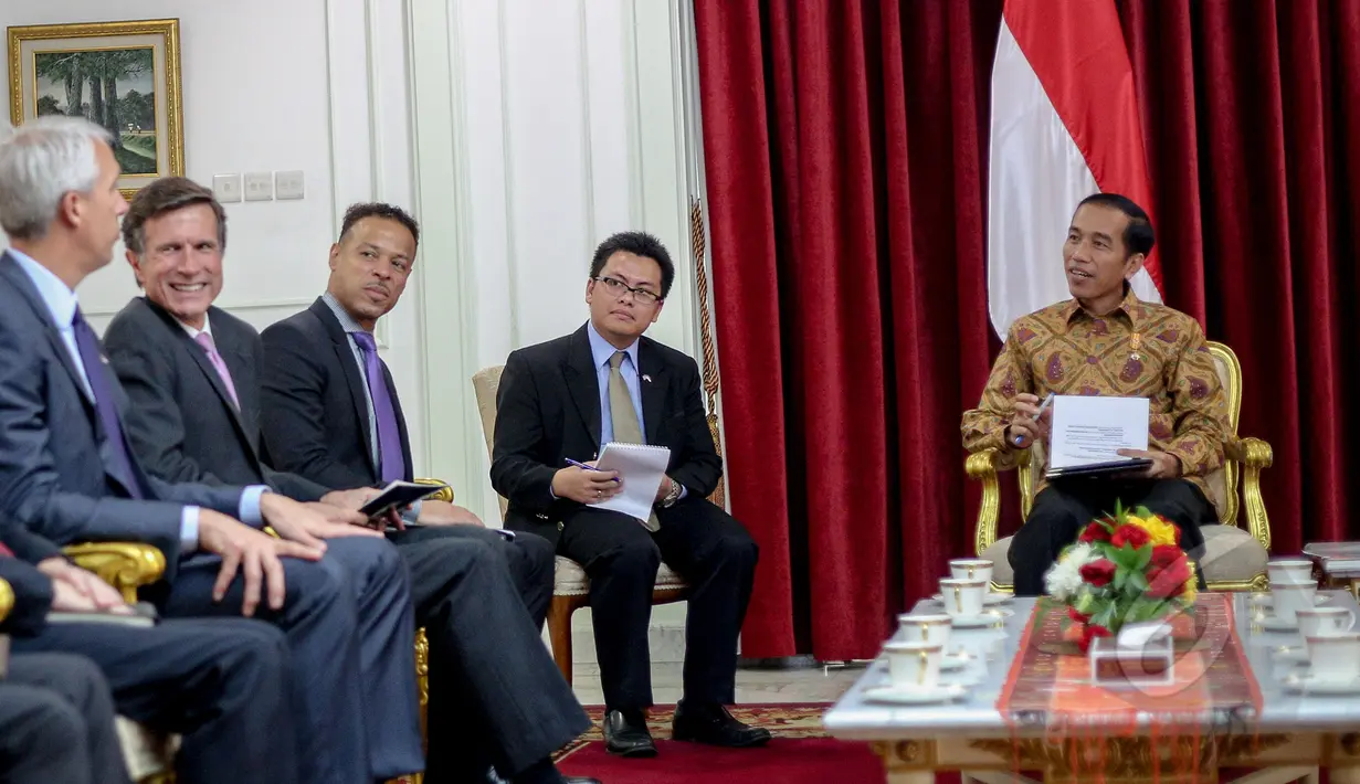 Presiden Joko Widodo (kanan) berdialog dengan pemimpin perusahaan multinasional Amerika Serikat di Kantor Presiden, Jakarta, Selasa (5/5/2015). Pertemuan tersebut membahas berbagai potensi perekonomian Indonesia. (Liputan6.com/Faizal Fanani)