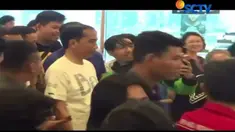 Presiden mengajak cucunya, Jan Ethes berlibur untuk bermain di pusat permainan anak-anak.