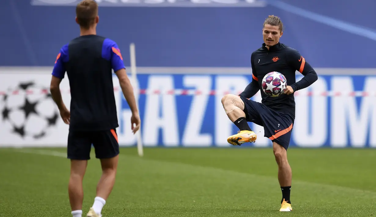 Gelandang RB Leipzig, Marcel Sabitzer (kanan) bersama rekannya saat mengikuti sesi latihan di stadion Luz di Lisbon (17/8/2020). Leipzig akan bertanding melawan PSG pada semifinal Liga Champions. (David Ramos/Pool via AP)