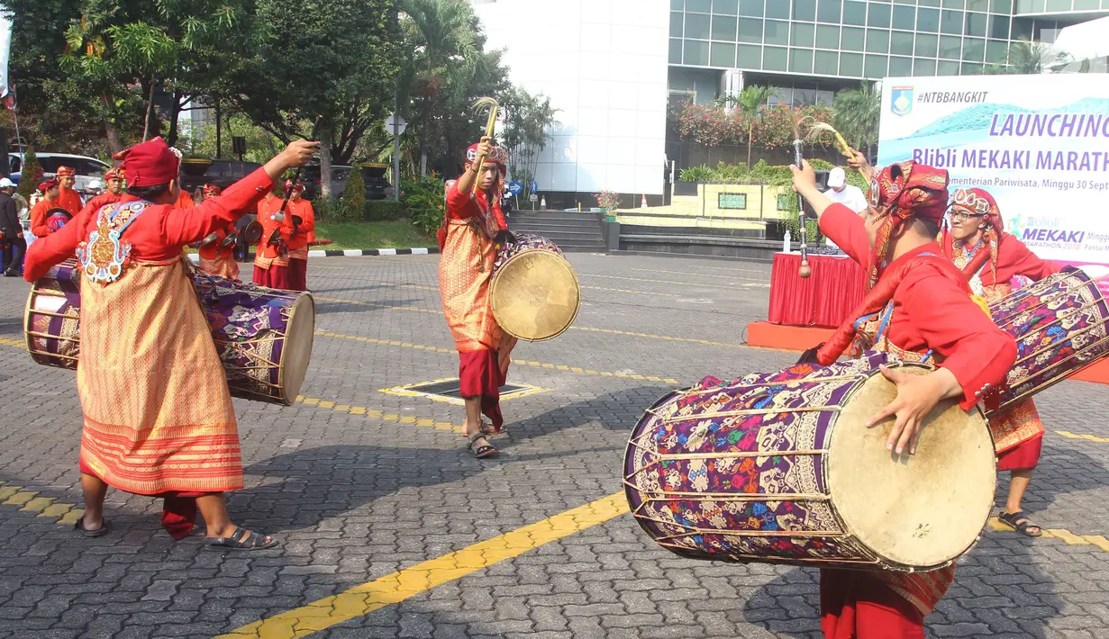 Penari membawakan tarian khas NTB saat acara launching Blibli Mekaki Marathon 2018 di Gedung Sapta Pesona, Kementerian Pariwisata, Jakarta, Minggu (30/9). Mekaki Marathon 2018 akan menjadi momentum bagi Lombok untuk bangkit. (Liputan6.com/Angga Yuniar)