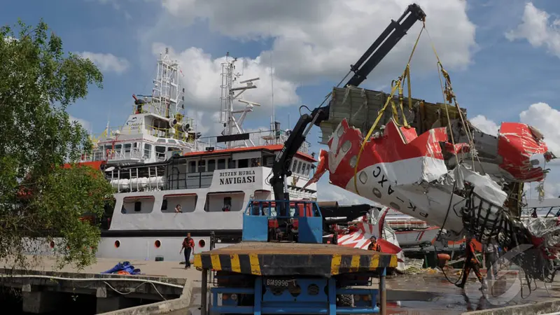 Ekor Pesawat AirAsia Dipotong Menjadi Beberapa Bagian