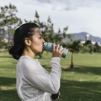 Berjemur di pagi hari dan mencukupi aspen air putih memiliki peran besar dalam menjaga kesehatan tubuh. [Dok/freepik.com/wirestock]