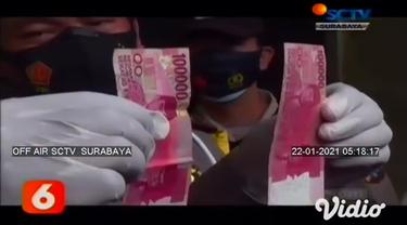 Sebanyak tiga orang pengedar uang palsu ini digelandang aparat Polsek Jambangan, Surabaya. Para tersangka ini terbukti telah mengedarkan uang palsu, dalam bentuk pecahan 100 ribu sebanyak 2.459 lembar.