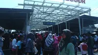 Puluhan ribu penumpang padati Stasiun Bogor, Jawa Barat. (Liputan6.com/Bima Firmansyah)