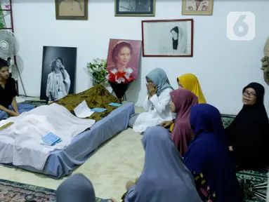 Sejumlah kerabat dan anggota keluarga berdoa di dekat jenazah artis senior Ade Irawan di rumah duka kawasan Lebak Buluk, Jakarta Selatan, Jumat (17/1/2020). Ibunda Ria Irawan tersebut meninggal dunia di Rumah Sakit Fatmawati pada Jumat (17/1/2020) pada usia 82 tahun. (Liputan6.com/Johan Tallo)