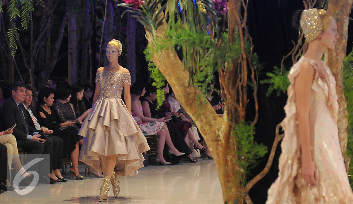 Model berjalan membawakan busana rancangan Sebastian Gunawan  bertema "A Midsummer Night's Dream" di Jakarta, Kamis (19/11). Tian Gunawan terinspirasi dari karya sastrawan William Shakespear. (Liputan6.com/Herman Zakharia)