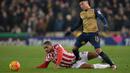 Pemain Stoke City,  Glen Johnson (kiri) berebut bola dengan pemain Arsenal, Alex Oxlade-Chamberlain pada lanjutan Liga Premier Inggris di Stadion Britannia, Stoke-on-Trent, Minggu (17/1/2016).  (AFP Photo/Oli Scarff)  