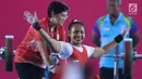 Atlet Para Powerlifting Indonesia, Ni Nengah Widiasih usai melakukan angkatan pada Asian Para Games 2018 di Jakarta, Minggu (7/10). Ni Nengah berhasil menyumbang perak perdana untuk Indonesia di Asian Para Games 2018. (Liputan6.com/Helmi Fithriansyah)