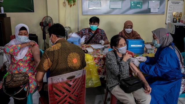 FOTO: Pelaksanaan Vaksinasi Booster COVID-19 di Surabaya