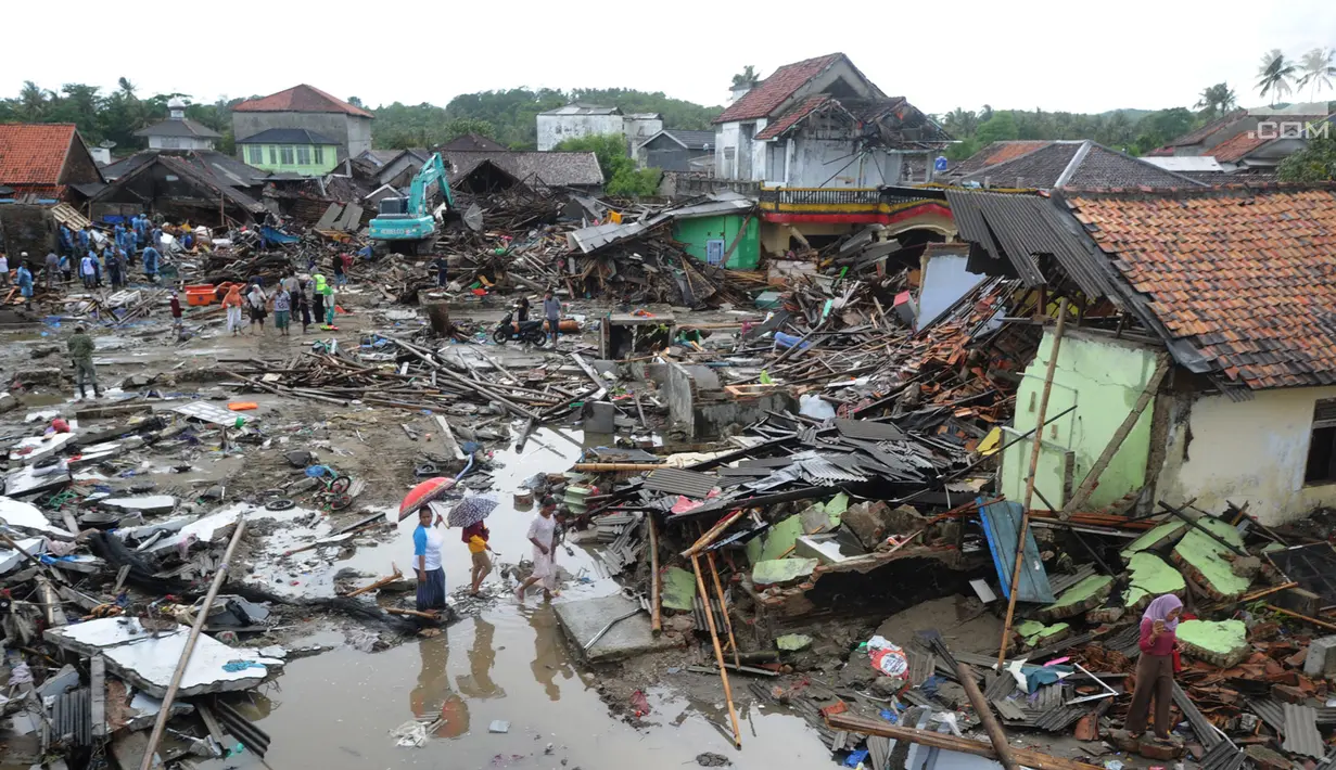 Pemandangan dari udara kawasan pemukiman nelayan di Kampung Sumur Pesisir, Pandeglang, Banten, Selasa (24/12). Warga Kampung Sumur berlari menyelamatkan diri ke bukit saat tsunami menerjang. (Merdeka.com/Arie Basuki)