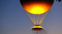 Dua bersaudara, Joseph dan Stephen Montgolfier merupakan penemu balon udara yang menjadi teknologi penerbangan pertama oleh manusia. (Thibaud MORITZ/AFP)