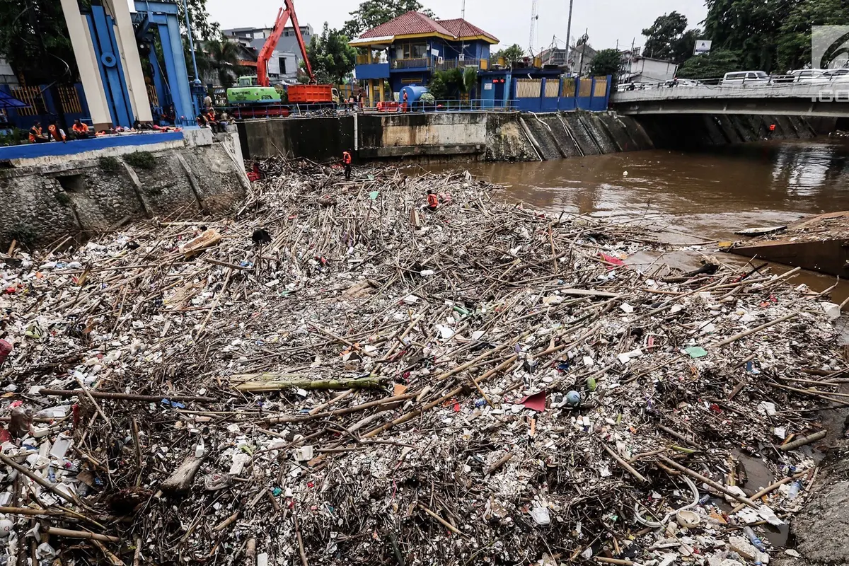 Sampah Menumpuk, Spiderman Beraksi di Pintu Air Manggarai
