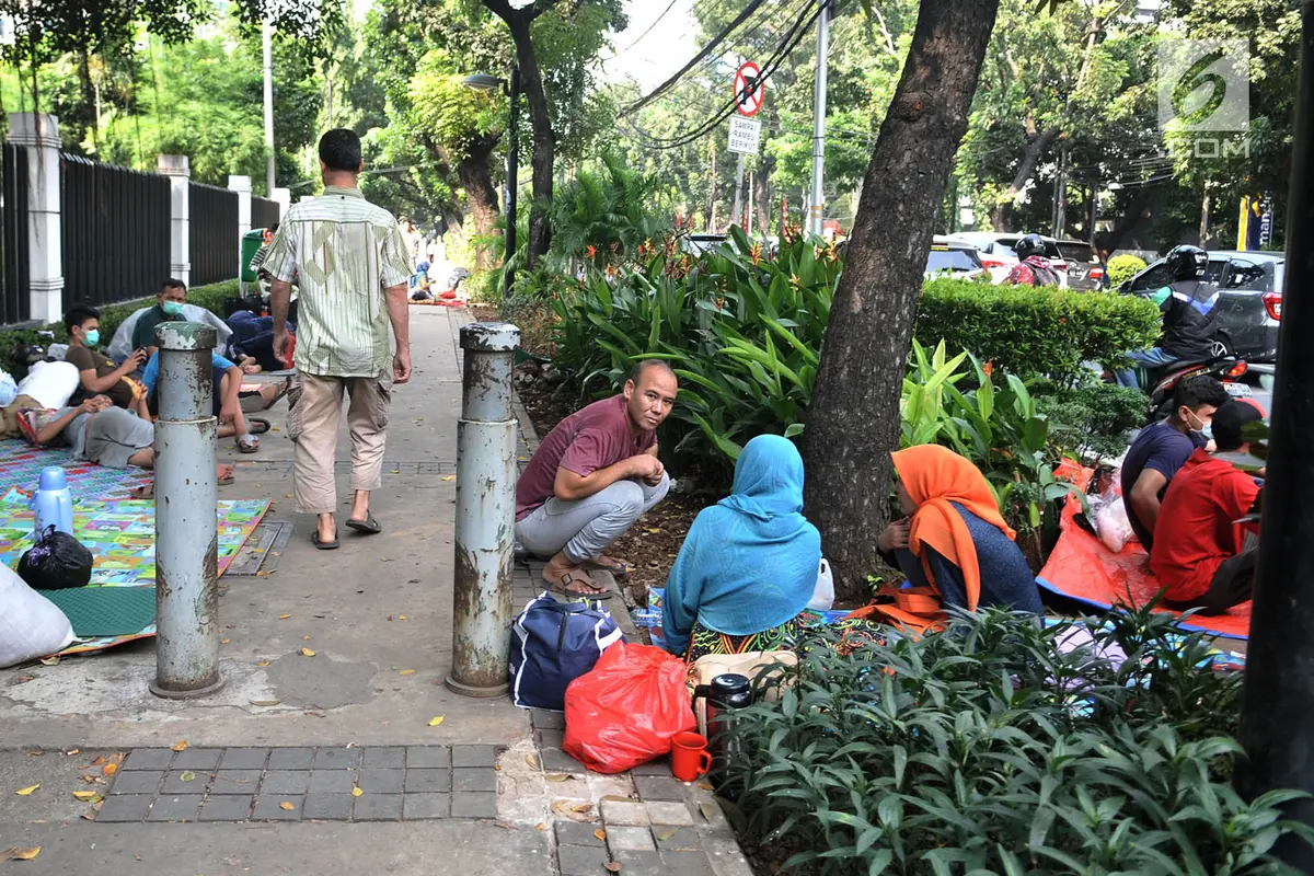 Puluhan Imigran Terlantar di Trotoar Jalan Kebon Sirih