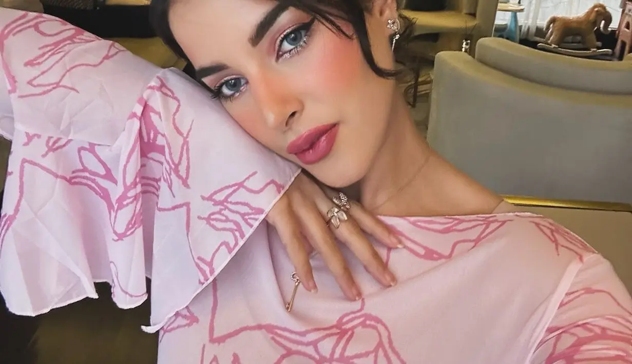Atau padukan penampilanmu dengan makeup bernuansa pink ala Tasya Farasya ini. [Foto: Instagram/tasyafarasya]