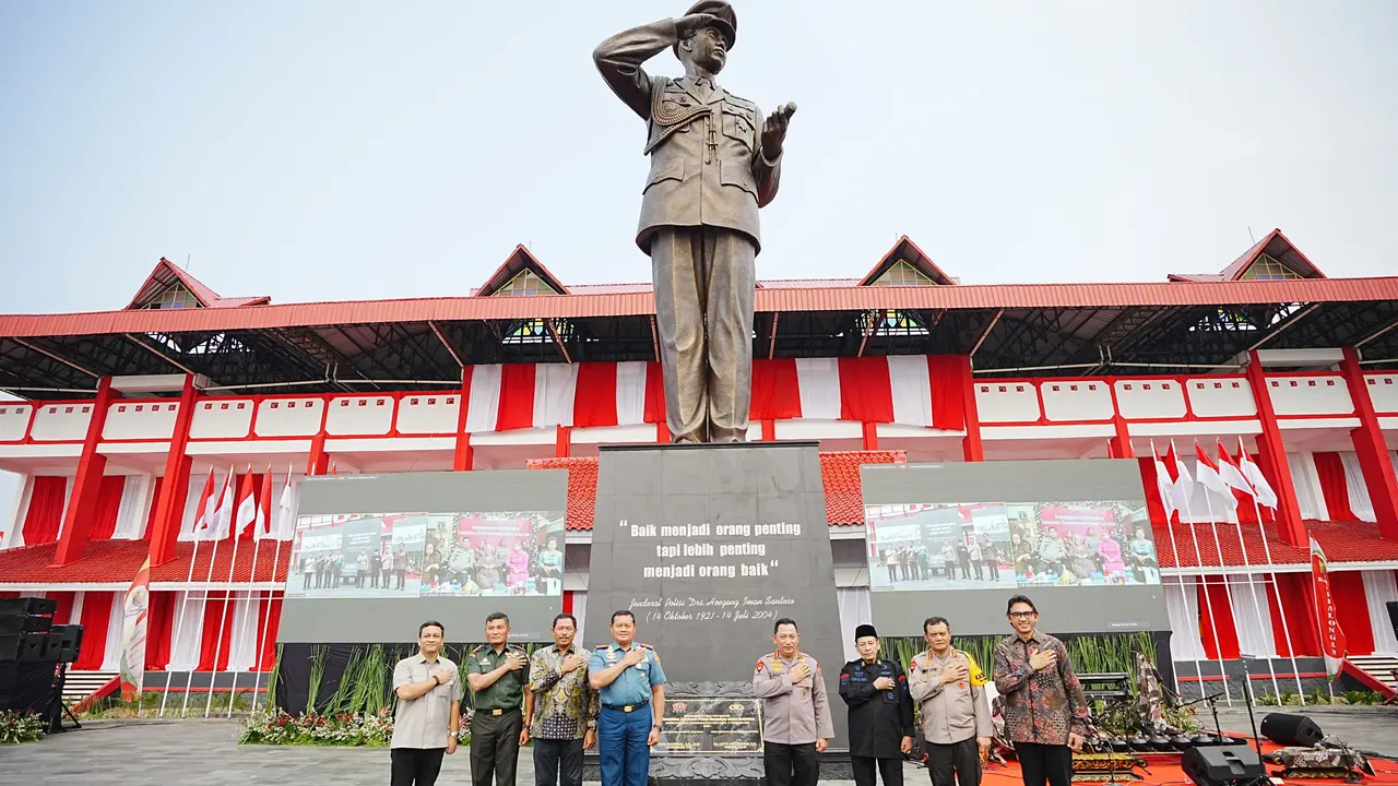 Kapolri Jenderal Listyo Sigit saat meresmikan monumen Jenderal Polisi Hoegeng Iman Santoso di Pekalongan, Jawa Tengah, Sabtu, (11/11/2023). (Dok. Humas Polri)