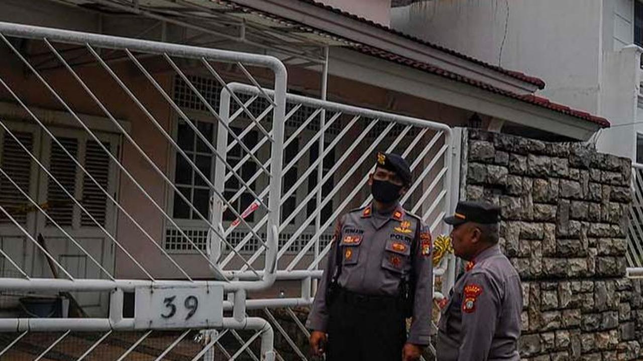 Suasana rumah yang menjadi TKP penemuan mayat ibu dan anak di Perumahan Bukit Cinere Indah, Depok.