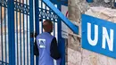 Sebelumnya, pada pekan lalu, parlemen Israel mengesahkan dua Undang-undang (UU) yang melarang UNRWA beroperasi serta melarang otoritas Israel menghubungi badan PBB tersebut. UNRWA adalah badan yang menjadi penyedia utama bantuan bagi warga Palestina di Jalur Gaza. (Zain JAAFAR/AFP)