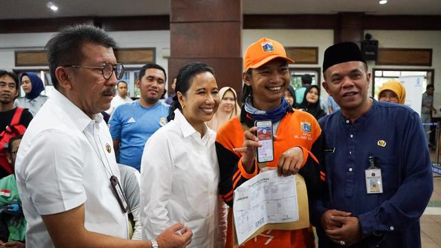 Menteri Badan Usaha Milik Negara (BUMN) Rini Soemarno memantau proses verifikasi pendaftaran program Mudik Bareng BUMN 2019 di Gedung Nyi Ageng Serang, Kuningan, Jakarta. Dok Kementerian BUMN