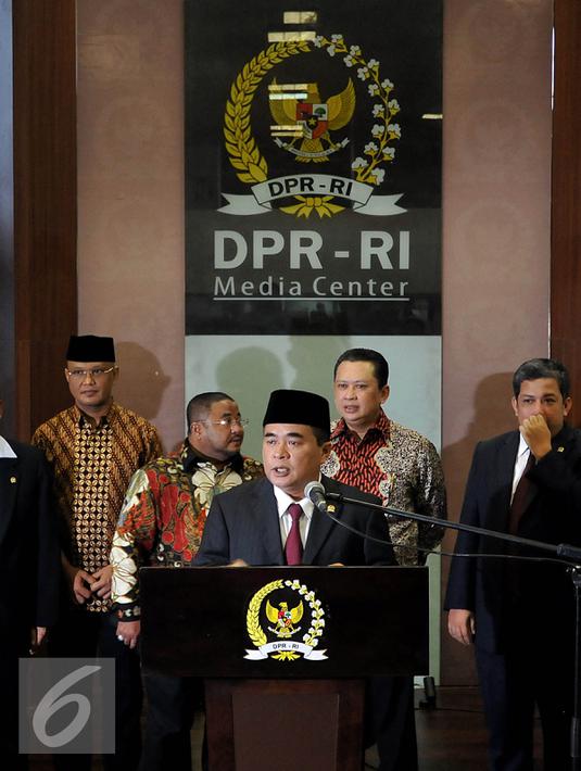 Ketua DPR, Ade Komaruddin menggelar Konferensi Pers, Jakarta, Senin (18/1/2016). Pimpinan DPR sepakat akan segera mengundang Kapolri dan Pimpinan KPK untuk klarifikasi proses penggeledahan ruangan anggota DPR. (Liputan6.com/Johan Tallo)