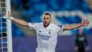 Penyerang Real Madrid, Karim Benzema berselebrasi usai mencetak gol ke gawang Borussia Monchengladbach pada pertandingan Grup B Liga Champions di Estadio Alfredo Di Stefano, Kamis (10/12/2020). Benzema mencetak dua gol dan mengantar Madrid menang 2-0 atas Monchengladbach. (AP Photo/Bernat Armangue)