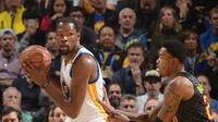 Forward Golden State Warriors, Kevin Durant, mencatat dobel-dobel untuk memimpin timnya mengalahkan Atlanta Hawks 105-100 di Oracle Arena, Oakland, Senin (28/11/2016). (Bola.com/Twitter/warriors)