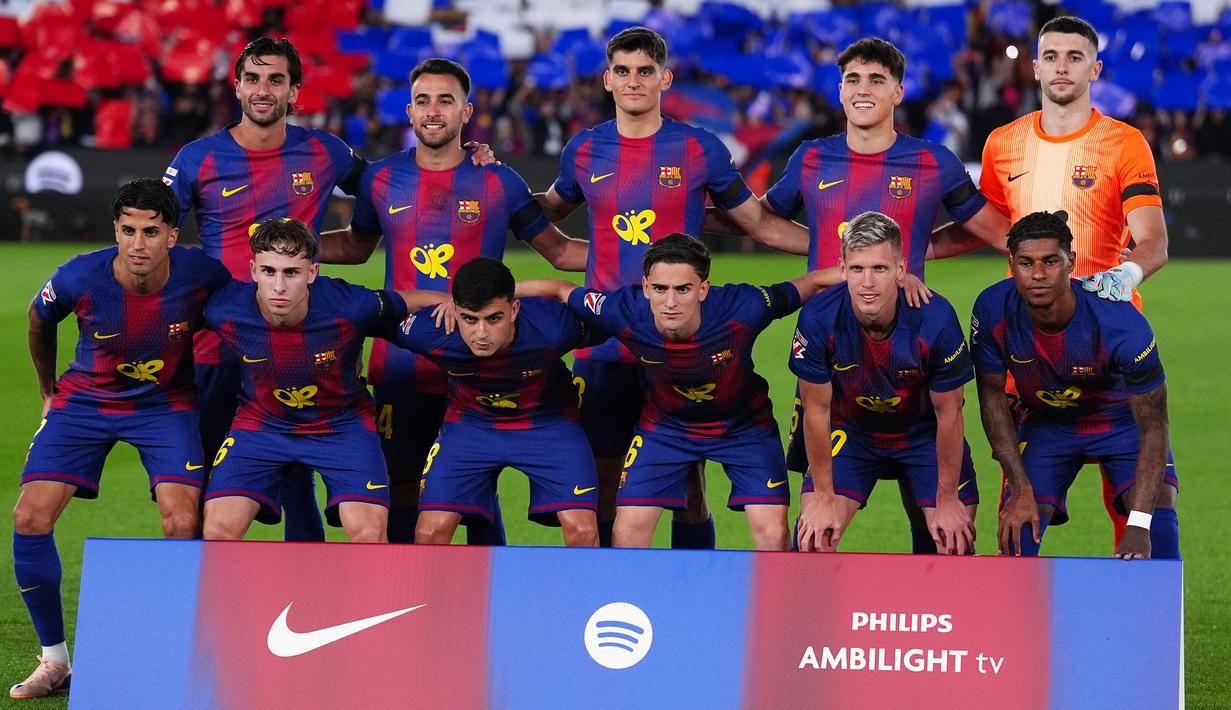 Logo kupu-kupu khas bertuliskan “OR” itu merupakan bagian dari kerja sama jangka panjang antara Barcelona dan Spotify yang rutin menghadirkan kolaborasi dengan musisi dunia pada pertandingan besar. (AP Photo/Joan Monfort)