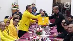Sekjen Golkar Lodewijk Paulus menyerahkan dokumen daftar bakal calon legislatif (bacaleg) kepada Ketua Komisi Pemilihan Umum (KPU) Hasyim Asy'ari di Gedung KPU, Jakarta, Minggu (14/5/2023). (Liputan6.com/Herman Zakharia)
