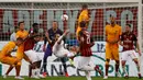 Pemain AC Milan, Gonzalo Higuain melakukan tendangan akrobatik saat menghadapi AS Roma dalam Serie A Italia di Stadion San Siro, Milan, Jumat (31/8). AC Milan menekuk AS Roma dengan skor 2-1. (AP Photo/Antonio Calanni)