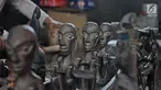 Patung  karya Oman Sumarna di Sanggar Primitif, Sawangan, Depok, Jawa Barat, Rabu (9/1). Sanggar kerajinan pahatan kayu tradisional tersebut mengambil tema-tema primitif untuk melestarikan budaya Indonesia. (Liputan6.com/Herman Zakharia)